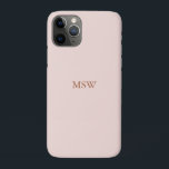 Capa Para iPhone 11 Pro Chic das iniciais personalizadas de monograma cor-<br><div class="desc">As iniciais do monograma de nome personalizado elegante pincelam a capas de iphone de cor comum sólida rosa. Minimalista,  simples,  moderno,  na moda design. Texto serif personalizável com rosa poeirento em fundo de cor simples rosa-claro e roxo.</div>