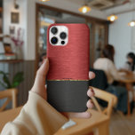 Capa Para iPhone 11 Pro Combinação de vermelho e preto metálico com sotaqu<br><div class="desc">Textura de fundo combinada de alumínio escovado metálico vermelho e preto. sotaque de stripe de ouro em solteiro. Monograma opcional.</div>