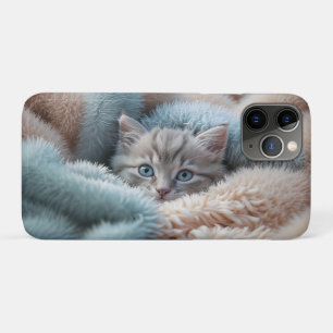 Capa Para iPhone 11 Pro Gatinho Fofinho em um Cobertor Macio