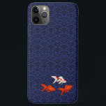 Capa Para iPhone 11 Pro Max Fantail Goldfish no padrão de onda de Seigaiha Jap<br><div class="desc">Este design apresenta um padrão tradicional japonês de ondas oceânicas em forma de ventilador que acredita-se que traga mais boa sorte ao usuário e uma viagem de peixes dourados coloridos nadando em um grupo - perfeito para amantes de peixes dourados ou fãs de design e cozinha japonesa.</div>