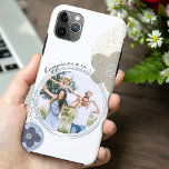 Capa Para iPhone 11 Pro Max Felicidade é .. Foto da família | Flores de Pop<br><div class="desc">Defina felicidade com uma das suas fotos favoritas. A sua imagem é definida num quadro redondo com as palavras "a felicidade é... ". Um design moderno e feminino, abstrato, com flores de pop bege, azul e cinza, pinturas e tipografia casual, escrita à mão. Projetado para o iPhone 11 Pro Max,...</div>