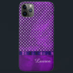 Capa Para iPhone 11 Pro Max Gem Púrpura Real Personalizada<br><div class="desc">Este caso bonito apresenta uma joia falso de prata enraizada sobre um fundo de fundo de abstrato roxo real dramático que praticamente brilha. Uma fita púrpura falsa bordada em preto separa as duas seções. Elegante e elegante! * Observe que a imagem está impressa no gabinete e não contém gemas, prata,...</div>