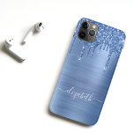 Capa Para iPhone 11 Pro Max Glitter Coloca Monograma Azul<br><div class="desc">Capa de telefone elegante e giro personalizada com brilho azul esmaecido sobre fundo de folha metálica azul. Monograma com seu nome em um roteiro branco de tendências na moda com baloiços.</div>