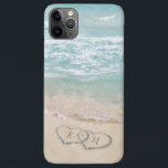 Capa Para iPhone 11 Pro Max Iniciais de Casais de praia<br><div class="desc">Capa de telefone de monograma de praia com uma praia de areia vintage de verão com dois corações amorosos desenhados na costa,  mais suas iniciais e suas parceiras.</div>