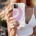 Capa Para iPhone 11 Pro Max Roxo rosa e dístico Dourado com monograma<br><div class="desc">Proteja o seu novo telefone com um caso moderno de tendências que apresenta um lindo padrão de geode mármore. O esquema de cores femininas inclui tons de rosa, roxo e lavanda, ouro e uma dica de turquesa e azul nesta design única. Um modelo de texto é incluído para personalizar este...</div>