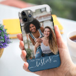 Capa Para iPhone 11 Pro Max Vivendo na Besties A Cota Azul Amigos Foto<br><div class="desc">Capas de iphone personalizada de fotos bff. O modelo de foto está configurado para que você adicione sua própria foto e seu(s) melhor(s) amigo(s) - que é exibido no formato de retrato. A design é escrita com a citação "livin the besties life" em uma elegante escrita à mão e na...</div>