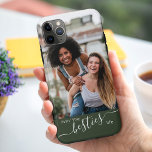 Capa Para iPhone 11 Pro Max Vivendo na Besties Life Cita Foto de Amigos Verdes<br><div class="desc">Capas de iphone personalizada de fotos bff. O modelo de foto está configurado para que você adicione sua própria foto e seu(s) melhor(s) amigo(s) - que é exibido no formato de retrato. A design é escrita com a citação "livin the besties life" em uma elegante escrita à mão e na...</div>