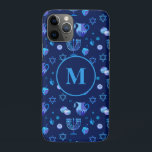 Capa Para iPhone 11 Pro Monograma, Padrão de Ornamentado de Férias Judaica<br><div class="desc">Monograma. Feliz Festa de Hanukkah, Feriado Judeu, padrão de Menorah Azul. Decoração de Feriado Judeu Chanukkah com o símbolo decorativo tradicional de Chanuka - Marinho Blue color hanukkiah menorah, candelabro com velas, estrela de David e ilustração azul neon brilhante. Festa de Chanucá das Luzes Decoração do Evento. Jerusalém, Israel. Eletrônicos...</div>