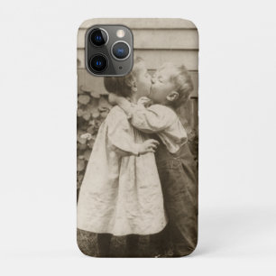 Capa Para iPhone 11 Pro Vintage Love Foto de Crianças Beijando em um Jardi