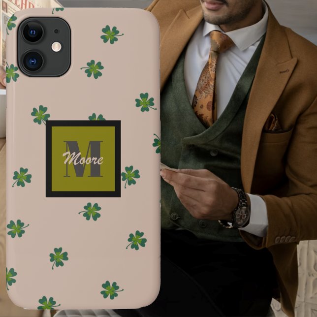 Capa Para iPhone 11 Quatro Folhas de Folha espalhadas em castanho past (Four Leaf Clovers scattered on pastel brown Case-Mate iPhone Case by Leapfroglisics Shop)