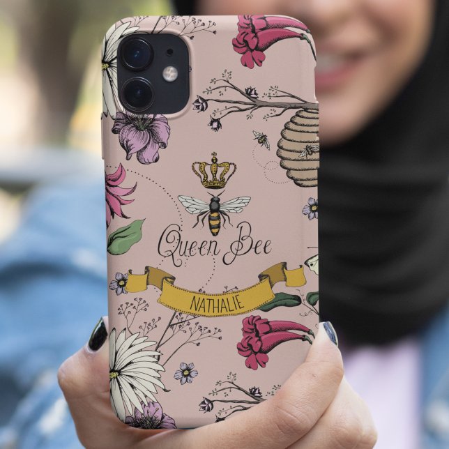 Capa Para iPhone 11 Rosa Chic Dourada, Rainha Negra e Dourada Abelha e (Chic Hand-Drawn Royal Queen Bee & Flowers Illustration in Blush Pink.
Personalized Name in Scroll.)