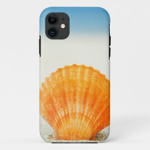 Capa Para iPhone 11 Scallop Shell alaranjado que está ereto na areia