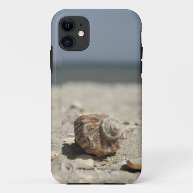 Capa Para iPhone 11 Seashells na areia pelo mar (Verso)
