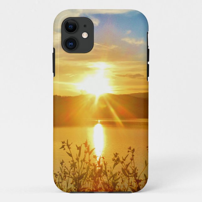 Capa Para iPhone 11 Sunset no lago de montanha (Verso)