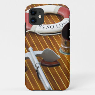 Capa Para iPhone 11 Uma âncora e uma Vida-Bóia em um barco de madeir