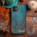 Capa Para iPhone 11 Vintage Copper Patina com Caligrafia Turquesa<br><div class="desc">Este design apresenta uma combinação elegante de patina de cobre vintage e caligrafia turquesa verdigris, combinando encanto rústico com finesse artístico. A textura de cobre envelhecida fornece um pano de fundo rico e terrestre que contrasta lindamente com a vibrante inscrição turquesa, criando um impacto visual impressionante. Perfeito para quem aprecia...</div>