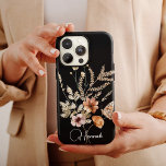 Capa Para iPhone 11 Vintage Watercolor Boho Florals com Nome<br><div class="desc">Esta adorável capa de telefone apresenta um fundo preto, um belo bouqet floral de aquarela com borboleta e seu nome em um elegante roteiro de caligrafia. É o caso perfeito para quem quer uma design que se sobressaia. Adicione seu nome para personalizar este design. Também faz um maravilhoso presente de...</div>