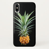 Abacaxi com cabelo grande sobre fundo preto