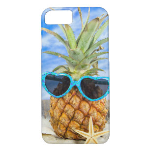 Capa iPhone 8/ 7 abacaxi com óculos de sol na areia