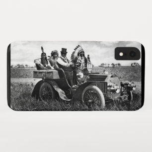 CAPA PARA iPhone XR APACHES E GERONIMO CONDUZINDO UM CARRO A MOTOR
