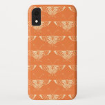 Capa Para iPhone XR Borboleta Deco estilizada - laranja coral<br><div class="desc">Reprodução de um padrão estilizado de papel de parede da borboleta Art Deco - cor de laranja clara sobre um fundo laranja coral mais profundo</div>