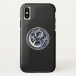 Capa Para iPhone XS Drenagem de cromo, Impressão de fibra de carbono p<br><div class="desc">Um Dragão dinâmico em forma de crista cromo prateada em uma fibra de carbono preto como impressão de fundo para vestir ou compartilhar em todas as ocasiões festivas. Uma ideia de presente de excelente! Mensagem</div>