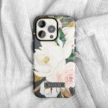 Capa Para iPhone Da Case-Mate Elegante Magnolia | Nome Personalizado Preto e Bra<br><div class="desc">Esta elegante capa de telefone personalizada de nomes preto e branco magnólia é o presente perfeito para ela. O moody floral design apresenta uma cor d'água, cor rosa pincelada, impressionantes flores brancas de magnólia e algodão com ouro e folhas verdes num arranjo luxuoso sobre fundo escuro. Personalize o caso com...</div>