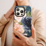 Capa Para iPhone Da Case-Mate Flores de Blush e Marinho | Nome Personalizado Azu<br><div class="desc">Esta marinho de flores azuis e azuis,  capa de telefone personalizada,  é o presente perfeito para ela. O clássico e elegante design apresenta marinho de aquarela azul e flores cor-de-rosa pinceladas sobre fundo azul-lacrimogêneo. Personalize o caso com seu primeiro ou sobrenome.</div>