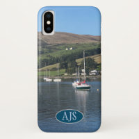 Iates em uma baía na Escócia.