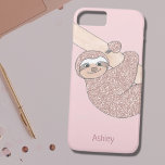 Capa iPhone 8/ 7 Leve Cor-de-Rosa Leve Nome Largura Monograma Girly<br><div class="desc">Você ama preguiças? Esta capa de telefone fofa é decorada com uma preguiça-brilhante rosa-pincelada pendurada num galho. Você pode personalizar esta capa de telefone mudando o nome para o seu ou o de um companheiro amante de preguiça para fazer dela um presente perfeito. Você também pode mudar o nome para...</div>