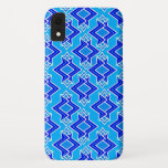 Capa Para iPhone XR Padrão de Wallpaper Art Deco, Azul Ceruliano<br><div class="desc">Art Deco — padrão geométrico do papel de parede em cobalto e azul-oceânico com branco sobre fundo ceruliano/azul-marinho</div>