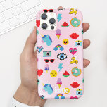 Capa Para iPhone Da Case-Mate Padrão Emojis de Ícones de anos 80 Cor-de-Rosa<br><div class="desc">Esta capa de telefone divertida apresenta um padrão fofo de ícones retrorreflectores, emojis e seu nome. Faz um presente excelente para qualquer um inspirado pela cultura dos anos 80, emojis ou pop - especialmente adolescente ou adolescente. A cor do plano de fundo pode ser alterada para qualquer cor que você...</div>