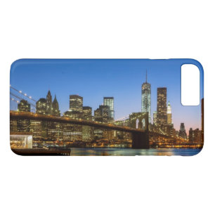 Capa iPhone 8 Plus/7 Plus Ponte de Manhattan e de Brooklyn no crepúsculo