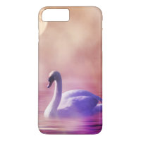 Swan Branco flutuando num lago névoo