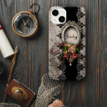 Capa iPhone 8/ 7 Vintage Damask Rosa e Lace w/Name<br><div class="desc">Elegante design formal com moldura de prata ornamentado com espaço para personalização, aglomerado de rosas de vintage em rosa e burgandy com fita, chave de esqueleto antiga e pingente de retrato com joias suspensas. O plano de fundo apresenta uma aflição negra e de roupas com bordas esculpidas de ornamentado. Nota:...</div>
