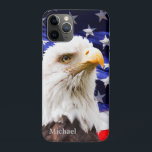 Capa Para iPhone Da Case-Mate Bandeira Eagle dos EUA<br><div class="desc">Esta capa de telefone caracteriza um retrato de uma águia americana americana feroz na frente da bandeira star spangled. Na parte inferior são seu nome ou o outro texto feito sob encomenda nas cinzas. Se você prefere,  você pode remover o texto cancelando o campo. Patriótico e bonito!</div>