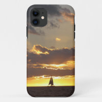 Barco de vela no por do sol