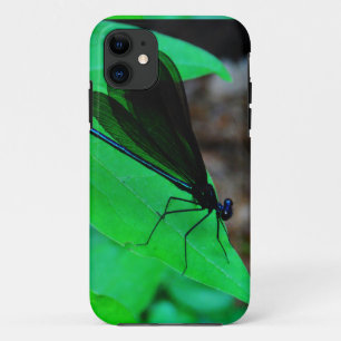 Capa Para iPhone Da Case-Mate Damselfly azul em uma folha verde.