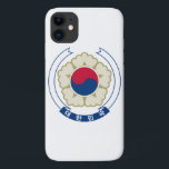 Capa Para iPhone Da Case-Mate emblema sul da coreia<br><div class="desc">Emblema da Coreia do Sul. O emblema nacional da República da Coreia (Hangul: 대 한 의 국 장; Hanja: 민 국 大 韓 民 國 의 國 章 ) é constituído pelo símbolo da teguk presente na bandeira nacional do país, rodeado por cinco pétalas estilizadas e por uma fita com...</div>