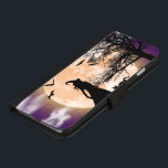 Capa Carteira Para iPhone 8/7 Plus Bruxa Mística, Gato Negro, Lua Cheia<br><div class="desc">Mágica para o Dia das Bruxas. Um pano de fundo com um azul roxo colorido,  nublado,  céu noturno com estrelas e uma lua de cheio laranja que tem os silhuetas de uma bruxa,  um gato,  morcegos e uma árvore adormecida.</div>