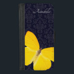 Capa Carteira Para iPhone 8/7 Legenda Yellow Butterfly Black Damask Add Name<br><div class="desc">Borboleta amarela em um estojo de carteira de fundo de cor damasco preta. Personalize este elegante caso de carteira com seu nome.</div>