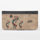 Três Maleta de iPhone Kokopelli<br><div class="desc">Personalize este caso exclusivo de Wallet do iPhone do Sudoeste de "Um dos Tipos". Ele apresenta três Kokopelli tocando flauta e dançando sob o sol em um fundo de couro de bronzeado!
Design de Arte Original do Artista Kerry Miller.</div>