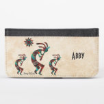 Três Maleta de iPhone Kokopelli<br><div class="desc">Personalize este caso exclusivo de Wallet do iPhone do Sudoeste de "Um dos Tipos". Ele apresenta três Kokopelli tocando flauta e dançando sob o sol num fundo de arenito de Tan! Design de Arte Original do Artista Kerry Miller.</div>