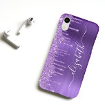 Capa Para iPhone Glitter de Coleta Roxo Personalizado<br><div class="desc">Capa de telefone elegante e giro personalizada,  com brilho púrpura e brilho contra um fundo metálico roxo e esfregado. Personalize com seu nome em um roteiro branco de tendência de na moda com baloiços.</div>