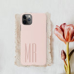 Capa Para iPhone Monograma Mínimo Cor-de-Rosa Escamudo<br><div class="desc">Estilo atende à simplicidade com esta capas de iphone rosa-pincelada moderna com iniciais em negrito vertical monograma. Com seu layout limpo e tons pastéis macios, essa capa de telefone personalizada é perfeita para minimalistas que amam uma estética refinada e elegante. Projetado para mulheres que apreciam elegância e personalização. Personalize com...</div>