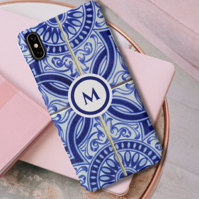 Capa Para iPhone Padrão de Azulejo Monograma Azul + Branco do Medit (An elegant monogram blue and white tile pattern phone case to brighten your day!)