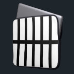 Capa Para Notebook 5 Linhas Pretas Bisectadas<br><div class="desc">Inspirado por um símbolo de mapa para vias férreas, este padrão geométrico em negrito apresenta cinco linhas pretas verticais divididas em metade por uma linha preta horizontal ao centro. O preto no padrão branco tem um aspecto elegante. O branco é transparente, então você pode mudá-lo se quiser. Basta clicar no...</div>