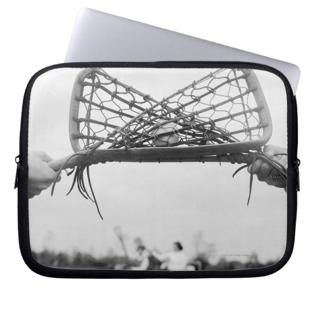 Capa Para Notebook A peça começa em uma equipe de lacrosse com o dese (Frente)