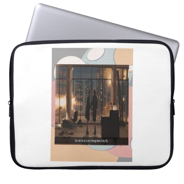 Capa Para Notebook A Very Strange Time Laptop Sleeve (Frente)