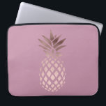 Capa Para Notebook abacaxi tropical do ouro cor-de-rosa elegante do<br><div class="desc">Design minimalista e à moda que representa o abacaxi cor-de-rosa do ouro do falso em um fundo cor-de-rosa empoeirado.</div>